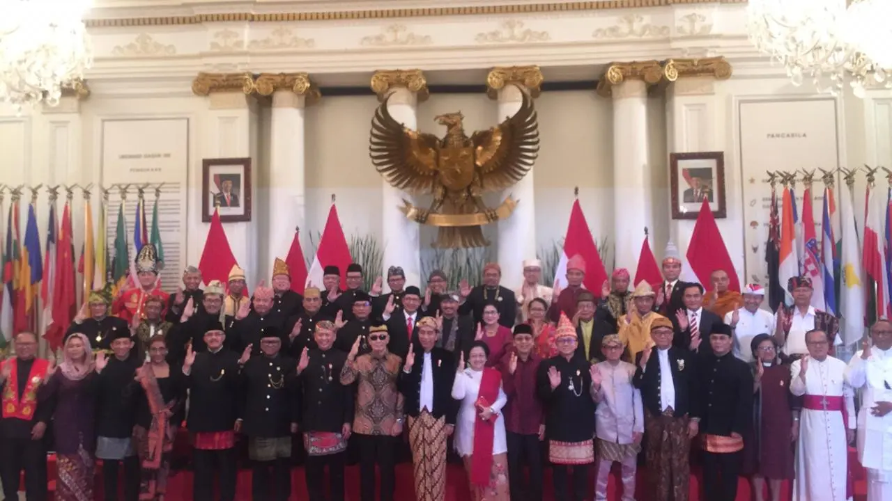 Presiden Jokowi bersama sejumlah tamu undangan saat Upacara Peringatan Hari Lahir Pancasila di Gedung Pancasila Kementerian Luar Negeri. (Liputan6,com/Lizsa Egeham)