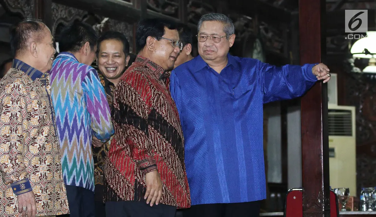 Presiden RI ke 6 Susilo Bambang Yudhoyono menyambut ketum Gerinda, Prabowo Subianto di kediaman SBY di Cikeas, Bogor, Jawa Barat, Kamis (27/7). Pertemuan membahas politik bangsa dan koalisi pilpres 2019. (Liputan6.com/Herman Zakharia)