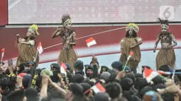 Tarian tradisional memeriahkan rangkaian pawai bendera Merah Putih raksasa di kawasan Bundaran HI, Jakarta Pusat, Minggu (28/8/2022). Sebanyak 50.000 orang membentangkan bendera merah putih sepanjang 1.700 meter dari kawasan Monas hingga Bundaran HI yang merupakan rangkaian dalam memperingati Hari Kemerdekaan Indonesia dengan tema 'Pulih Lebih Cepat, Bangkit Lebih Kuat. (merdeka.com/Iqbal S Nugroho)