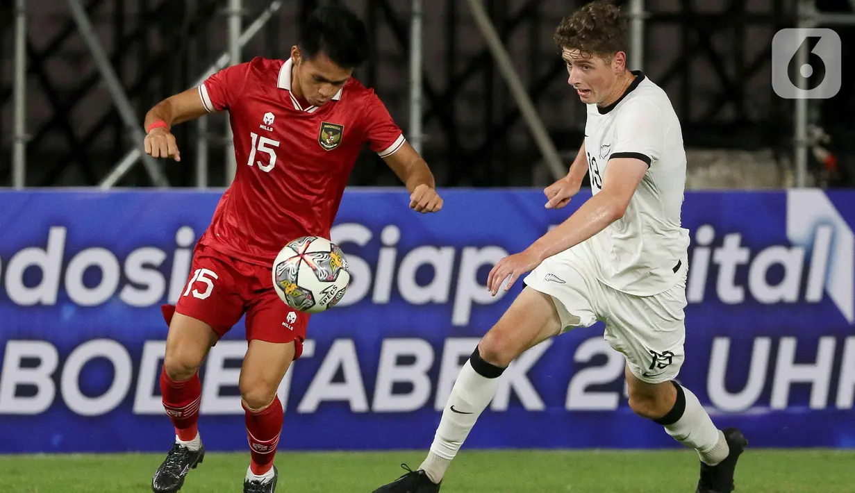 Pemain tengah timnas Indonesia U-20, M Dzaki Asraf Huwaidi (kiri) berebut bola dengan Lucas Eric Kelly-Heald (Selandia Baru) pada turnamen mini International Friendly Match di Stadion Utama Gelora Bung Karno, Minggu (19/2/2023). Setelah mampu menang atas Fiji U-20 pada laga Jumat (17/2) lalu, kali ini skuad arahan Shin Tae Yong harus takluk dari Selandia Baru U-20 dengan skor 1-2. (Liputan6.com/Herman Zakharia)