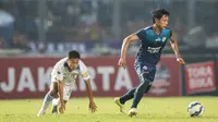 Bek Arema Cronus, Ahmad Alfarizi, menggiring bola saat final Torabika Bhayangkara Cup 2016 melawan Persib Bandung di SUGBK, Jakarta, Minggu (3/4/2016). (Bola.com/Vitalis Yogi Trisna)