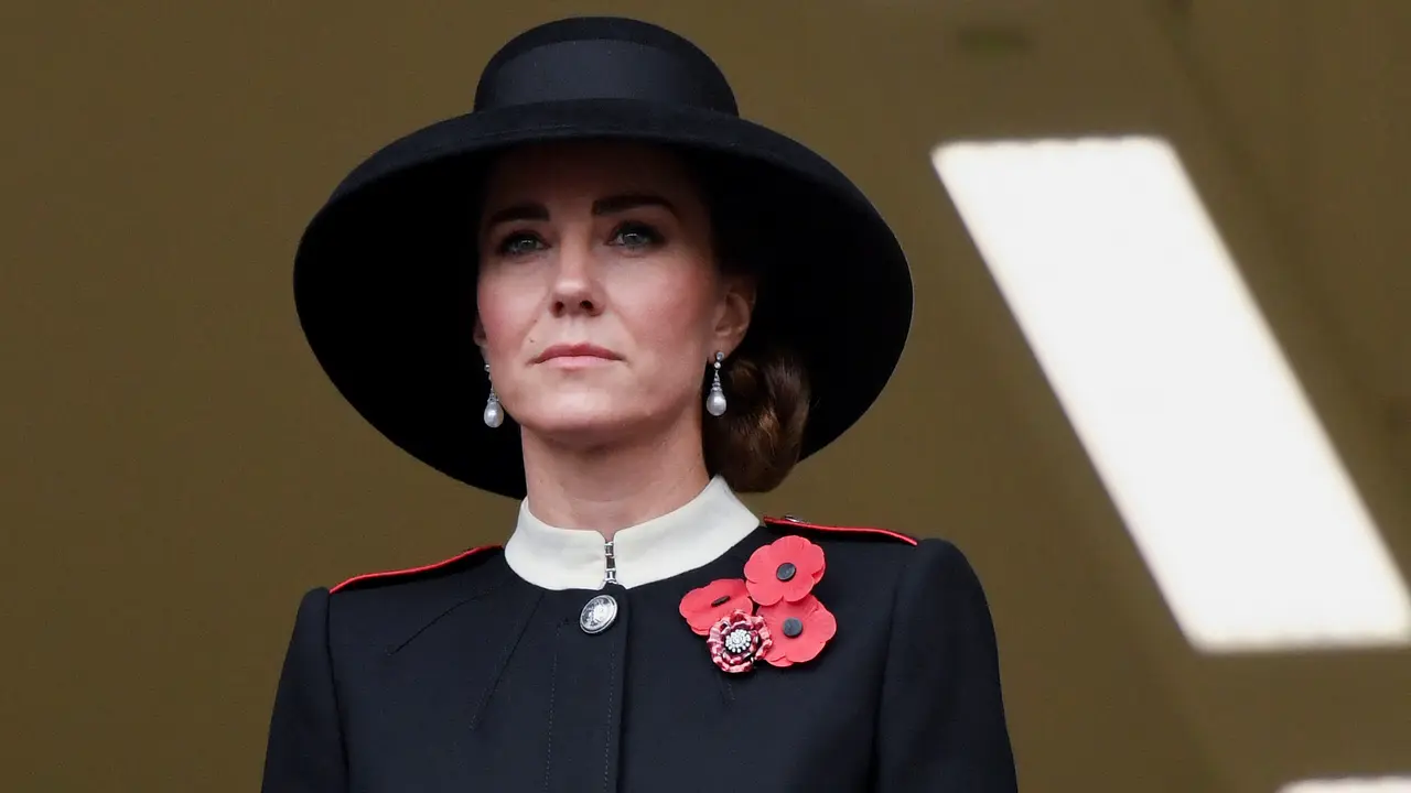 Topi Hitam Kate Middleton Jadi Simbol Penghormatan pada Ratu Elizabeth II dan Putri Diana