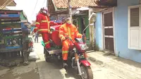 Petugas damkar Wak Jago Pertamina Palembang, saat berlatih mengaplikasikan teknik pemadaman kebakaran di jalan sempit di Lorong Mari Plaju Palembang Sumsel (Liputan6.com / Nefri Inge)