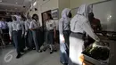 Sejumlah siswa SMA yang  lolos seleksi Paskibraka  mengantri makanan sebelum mengikuti pendalaman materi di Gedung PP-PON Menpora Cibubur, Jakarta, Rabu (27/7). (Liputan6.com/Yoppy Renato)