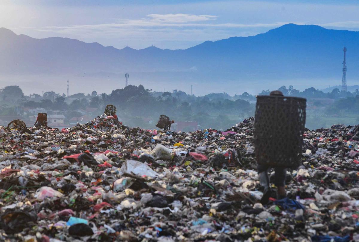 FOTO: TPA Galuga, Gunung Sampah di Tengah Keindahan Alam Bogor.