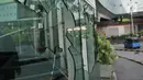 Kondisi kaca pecah di salah satu toko Pasar Tanah Abang, Jakarta, Rabu (22/5/2019). Dampak kericuhan di sekitar Pasar Tanah Abang yang berlangsung sejak dini hari, aktivitas perdagangan di kawasan tersebut lumpuh total. (merdeka.com/Iqbal S Nugroho)