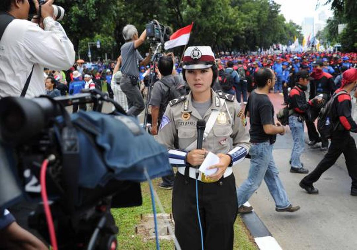 Polisi cantik negosiator demonstrasi