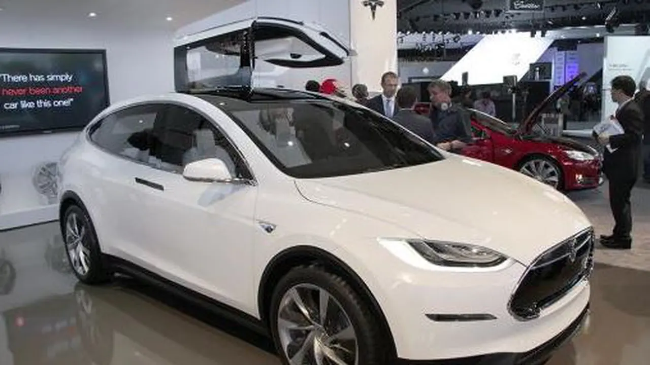 SUV Listrik Tesla Lakoni Debut Awal 2015