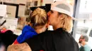 Justin Bieber dan Hailey Baldwin seperti tengah memamerkan kemesraan mereka pada dunia. (Us Weekly)