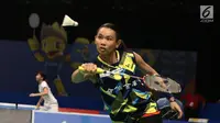 Tunggal Putri Tiongkok, Tai Tzu Ying mengembalikan kok ke arah Gregoria Mariska Tunjung (Indonesia) di Babak Kedua Indonesia Open 2017 di JCC Plenary Hall, Jakarta, Kamis (15/6). Gregoria kalah 13-21, 16-21. (Liputan6.com/Helmi Fithriansyah)