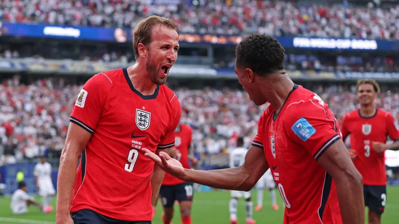 Harry Kane merayakan gol kedua Timnas Inggris bersama Jude Bellingham