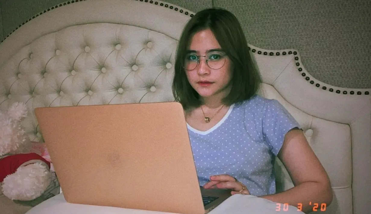 "Aku tinggal ini semua, jadi ini buat mama papa", ungkap Prilly Latuconsina yang mengatakan hal demikian dengan alasan yang masuk akal dan luar biasa pastinya. (Instagram/prillylatuconsina96)
