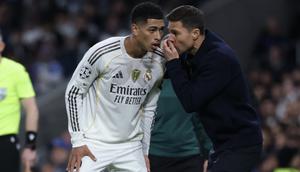 Pelatih Real Madrid asal Spanyol, Xabi Alonso (kanan), berbicara kepada gelandang Real Madrid asal Inggris bernomor punggung 05, Jude Bellingham, selama pertandingan pekan ke-6 Phase League UEFA Champions League antara Real Madrid CF dan Manchester City di Stadion Santiago Bernabeu di Madrid, Kamis (11-12-2025) dini hari WIB. (Thomas COEX/AFP)