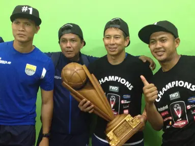 Pemain Persib merayakan gelar juara Piala Presiden 2015 di ruang ganti pemain Stadion Utama Gelora Bung Karno, Jakarta, Minggu (18/10/2015). (Bola.com/Tengku Sufiyanto)