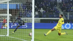 Penyerang Atalanta, Duvan Zapata (kiri) saat mencetak gol ke gawang Villarreal dalam pertandingan Grup F Liga Champions di Bergamo, Italia, Jumat (1/12/2021). Hasil ini membuat Villarreal berhasil menempat peringkat kedua klasemen Grup F. (Spada/LaPresse via AP)