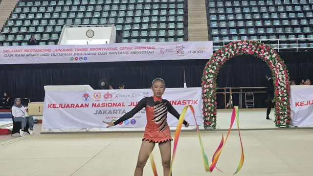 Salah satu peserta Kejuarnas Junior Gimnastik 2024 beraksi