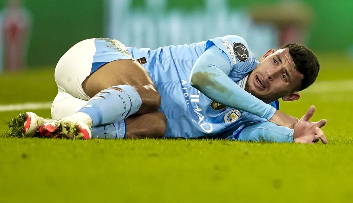Ekspresi kesakitan pemain Manchester City, Matheus Nunes saat jari tengah tangan kirinya mengalami disklokasi ketika laga leg kedua 16 besar Liga Champions 2023/2024 melawan FC Copenhagen di Etihad Stadium, Manchester, Inggris, Kamis (07/03/2024) WIB. (AP Photo/Dave Thompson)