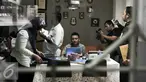 Petugas Polda Metro Jaya dan Dinas Kesehatan Provinsi DKI Jakarta menggerebek klinik kesehatan di kawasan Menteng, Jakarta, Jumat (5/2). Klinik diduga mempekerjakan tenaga kerja asing asal Jepang tanpa izin kerja di Indonesia. (Liputan6.com/Yoppy Renato)