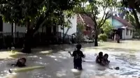 Meski banjir surut, warga Cirebon, Jabar belum bisa beraktivitas. Sementara perahu yang membawa TKI Indonesia terbalik di perairan Malaysia.