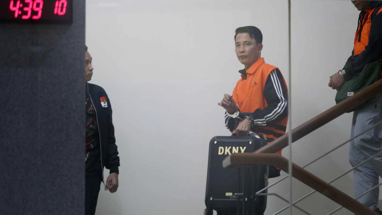 FOTO: KPK Tahan Bupati Rejang Lebong Usai Terjaring OTT