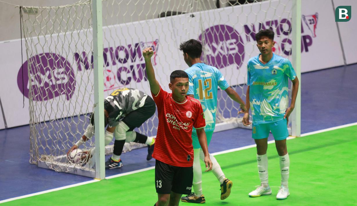 <p>Pemain SMA 8 Makassar melakukan selebrasi setelah mencetak gol ke gawang SMAN 1 Masagik pada laga semifinal AXIS Nation Cup 2023 di Istora Senayan, Jakarta, Minggu (15/10/2023). (Bola.com/M Iqbal Ichsan)</p>