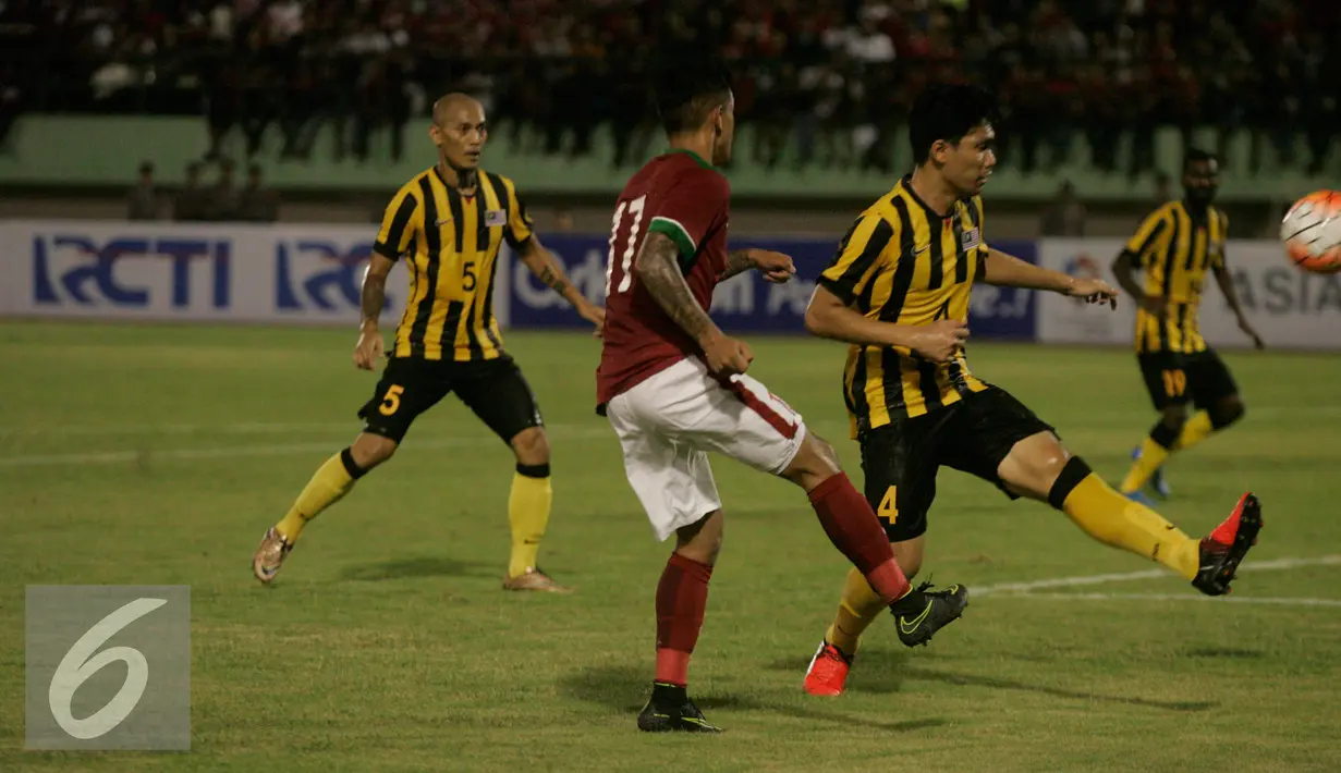 Irfan Bachdim melepaskan tembakan saat laga uji coba Indonesia vs Malaysia di Stadion Manahan Solo, Selasa (6/9). Indonesia menggulung Malaysia dengan skor 3-0. (Liputan6.com/ Boy Harjanto)