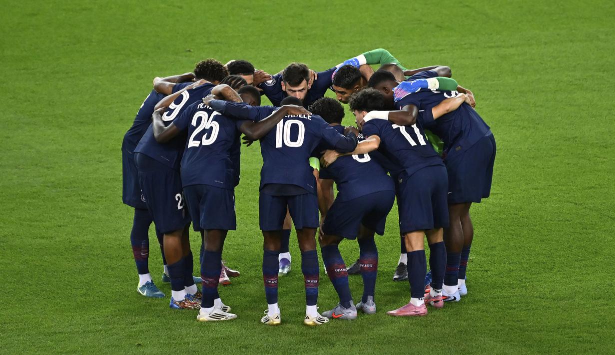Para pemian PSG melakukan briefing dalam laga final UEFA Super Cup melawan Tottenham Hotspur yang berlangsung di Bluenergy Stadium, Udinese, Italia, Rabu (13/08/2025) waktu setempat. (AP Photo/Denes Erdos)