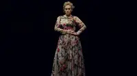 Adele dalam videoklip Send My Love (To Your New Lover). (billboard.com)
