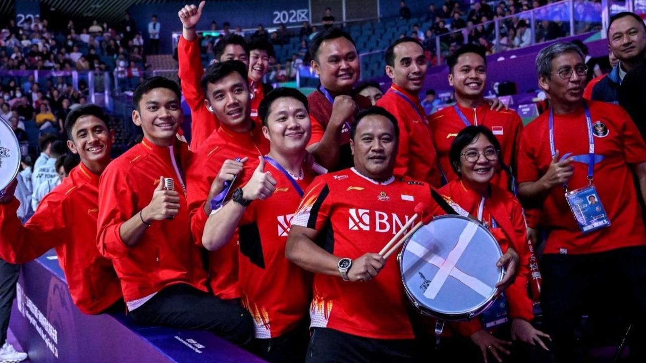 Tim bulutangkis putra Indonesia merayakan keberhasilannya usai meraih kemenangan 3-0 atas Chinese Taipei pada laga semifinal Piala Thomas 2024 di Hi Tech Zone Sports Centre, Chengdu, China, Sabtu (4/5/2024). Foto: WANG Zhao / AFP