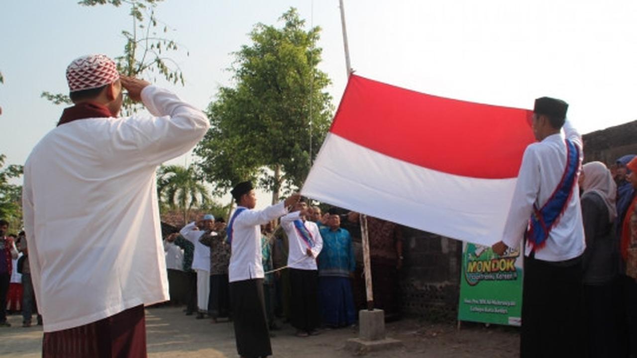 Hari Santri Nasional, ribuan santri di Kediri upacara pakai sarung