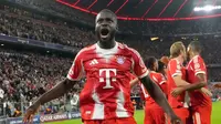 Selebrasi Dayot Upamecano dalam laga&nbsp;Bayern Munchen vs Chelsea di Liga Champions 2025/2026, Kamis (18/9/2025). (AP Photo/Martin Meissner)