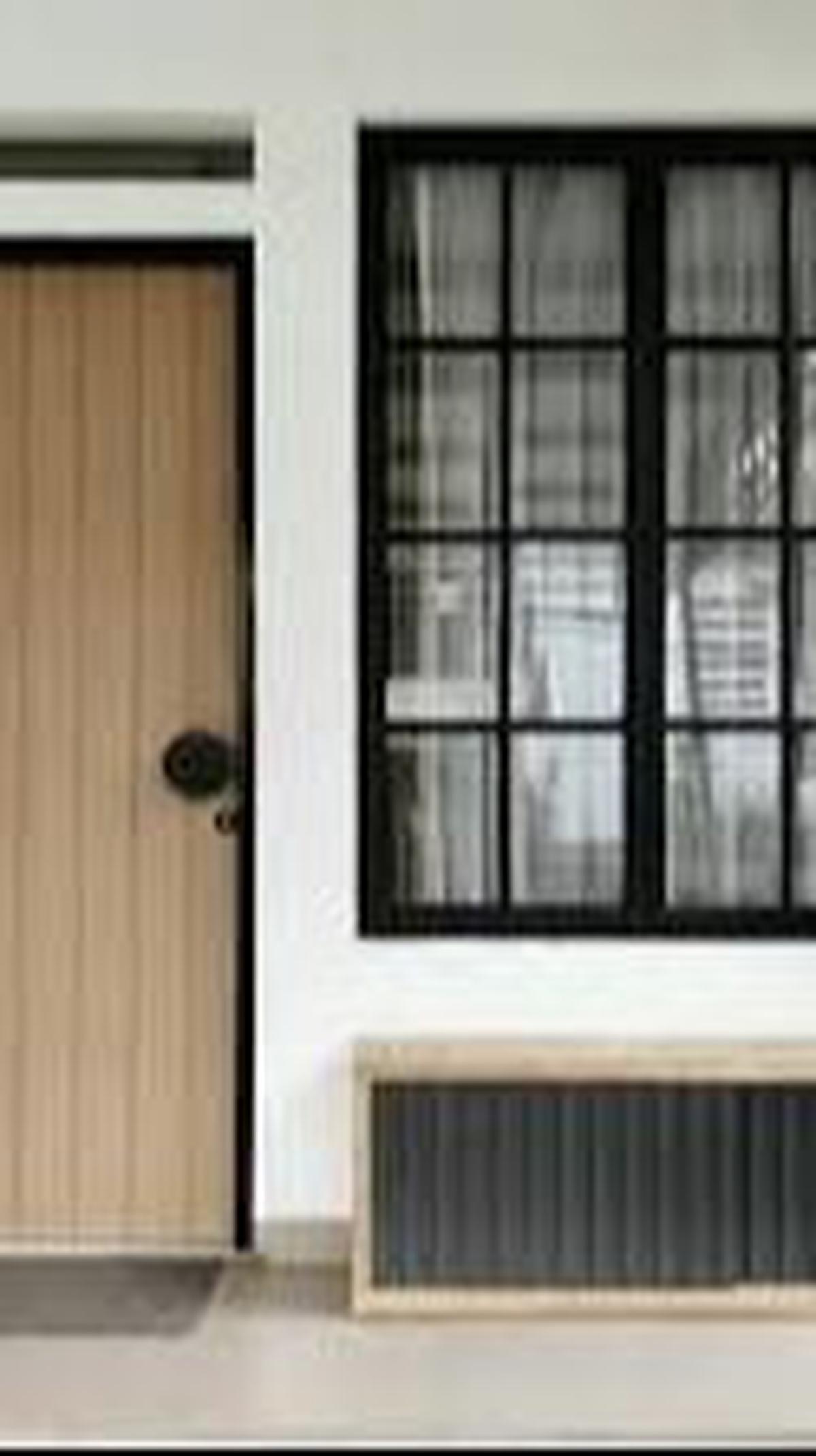 6.&nbsp;Jendela Rumah Kayu Bagian Depan