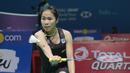 Ratchanok Intanon mengembalikan kok ke arah Gregoria Mariska pada babak kedua tunggal putri Indonesia Open 2018 di Istora Senayan, Jakarta, (5/6/2018). Ratchanok Intanon menang 21-11 17-21 21-14. (Bola.com/Nick Hanoatubun)