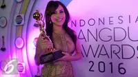 Ayu Ting Ting meraih penghargaan Penyanyi Dangdut Solo Wanita Terpopuler di ajang Indonesian Dangdut Awards (IDA) 2016. (Herman Zakharia/Liputan6.com)