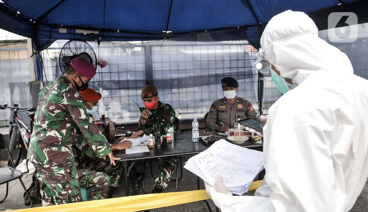 Tim medis yang mengantar pasien COVID-19 melapor kepada petugas penjaga saat tiba di RSD Wisma Atlet, Kemayoran, Jakarta, Selasa (17/11/2020). Jumlah pasien COVID-19 di Tower 6 dan 7 RSD Wisma Atlet saat ini mencapai 53,8 persen dari kapasitas. (merdeka.com/Iqbal S. Nugroho)