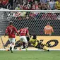 Aksi Andre Onana saat Manchester United kalah 2-3 dari Borussia Dortmund pada laga pramusim di Laas Vegas, Amerika Serikat pada Senin pagi (AFP)