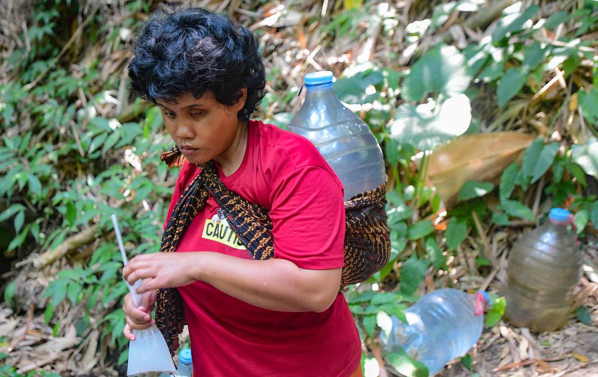 Perjuangan Sujanah Tunanetra Mencari Air Bersih