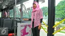 Kondektur Bus Transjakarta khusus perempuan mengenakan busana berwarna pink, Jakarta, Kamis (21/4). Rencananya, bus ini akan melintas setiap 30 menit di koridor 1 Rute Blok M - Kota. (Liputan6.com/Yoppy Renato)