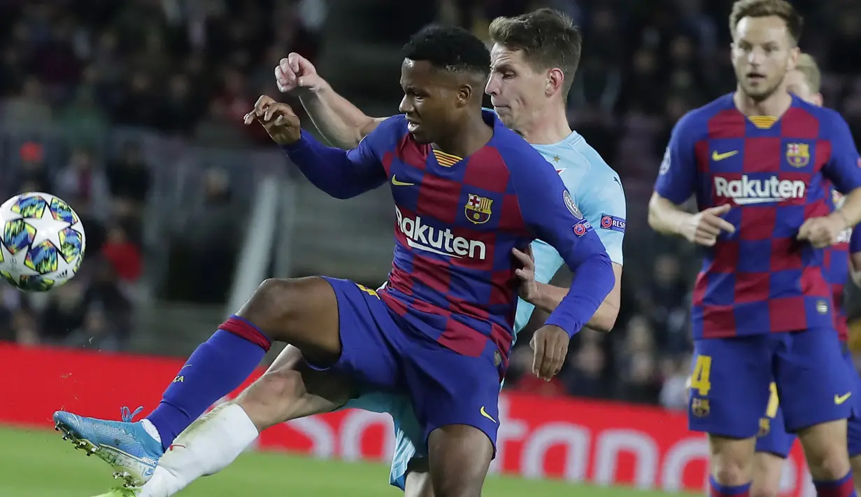 Penyerang Barcelona, Ansu Fati berebut bola dengan pemain Slavia Praha, Lukas Masopust pada pertandingan lanjutan Grup F Liga Champions di stadion Camp Nou, Spanyol (5/11/2019). Barcelona bermain imbang 0-0 atas Slavia Praha. (AP Photo/Emilio Morenatti)