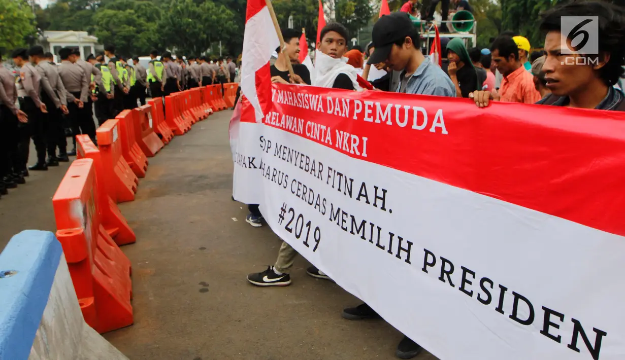 Aliansi Mahasiswa dan Pemuda Relawan Cinta NKRI melakukan demo di depan Istana Negara, Jakarta, Rabu (7/11). Demo ini di lakukan terkait pidato Prabowo Subianto di Boyolali beberapa waktu lalu. (Liputan6.com/JohanTallo)