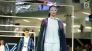 Model dengan busana rancangan desainer Zeinal Ali dari Jordan dalam Jakarta Modest Fashion Week 2018 (JMFW) di Gandaria City, Jakarta, Kamis (26/7). JMFW yang digelar pada tanggal 26-29 Juli 2018 diikuti 27 desainer lokal. (Liputan6.com/Faizal Fanani)