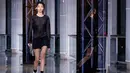 Model mengenakan busana desainer Anthony Vaccarello saat peragaan busana musim panas/dingin 2016/2017 untuk wanita di Paris , Perancis , 1 Maret 2016. (REUTERS / Benoit Tessier)