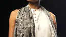 Anjali Lama memperagakan busana rancangan Gen Next di Lakmé Fashion Week Summer Resort 2017 di kota Mumbai, India (2/1). Seperti transgender lainnya, sebelumnya ia juga mengalami diskriminasi identitas gender. (Stringer / AFP)