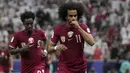 Sayap kiri Timnas Qatar berusia 27 tahun, Akram Afif yang kini tengah menjalani musim keempat bersama klub Qatar, Al Sadd SC sementara juga telah mencetak 3 gol hingga fase grup Piala Asia 2023 usai. Ketiga golnya dicetak di Grup A dengan rincian dua gol saat Qatar menang 3-0 atas Libanon pada laga pertama (12/1/2024) dan satu gol dicetak saat Qatar menang 1-0 atas Tajikistan pada laga kedua (17/1/2024). (AP Photo/Thanassis Stavrakis)