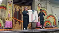 Kolektor seni Daniel Jusuf menyumbangkan koleksi pribadi karya maestro lukis Jeihan untuk menambah koleksi Museum Puri Lukisan Ubud, Bali, Minggu (10/12/2023). (Istimewa)