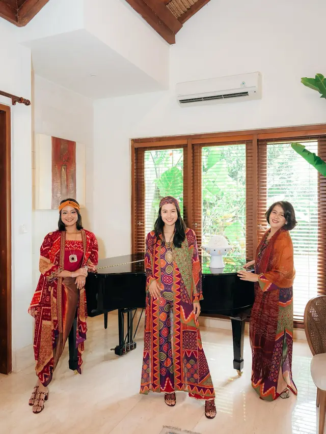 Bergaya Etnik, Ini 7 Pemotretan Keluarga Besar Maudy Ayunda yang Kompak
