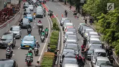 Sejumlah mobil pengemudi online menutup jalur lambat saat mereka menggelar demo di kantor pusat Grab kawasan Kuningan, Jakarta, Senin (29/10). Akibat aksi tersebut, kemacaten parah terjadi dari arah Mampang menuju Menteng. (Liputan6.com/Faizal Fanani)