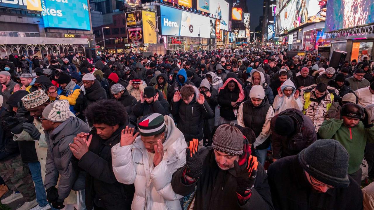 FOTO: Indahnya Kebersamaan Muslim New York Laksanakan Salat Tarawih Ramadan di Times Square