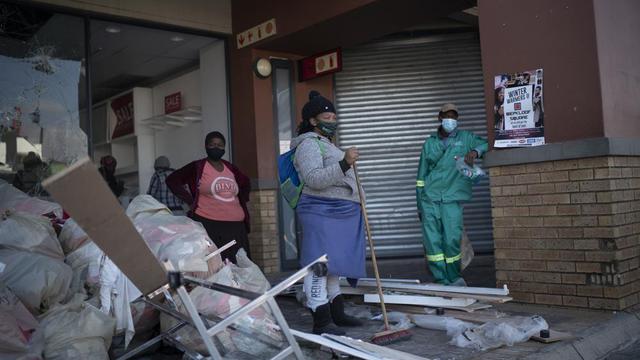 Para sukarelawan turun tangan untuk bersih-bersih dampak huru-hara di Afrika Selatan.