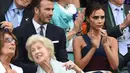 Meski tanpa ekspresi dan tetap dengan tatapan tajamnya, Victoria Beckham tetap memberi tepuk tangan saat menonton pertandingan tenis di Kejuaraan Wimbledon, Inggris (6/7/2014) bersama sang suami. (Bintang/EPA)